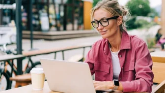 Women sat at a cafe remote working using Omnissa Horizon delivered by Xtravirt